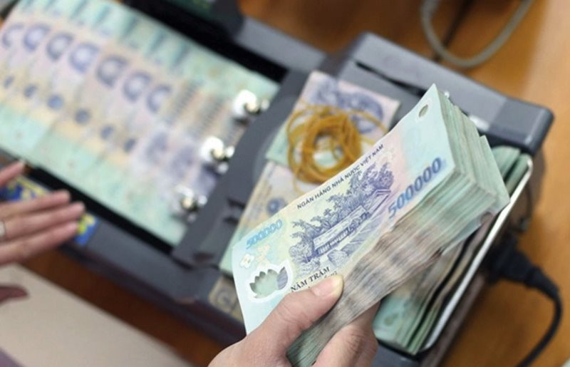 Ngân hàng tiếp tục hạ lãi suất tiết kiệm